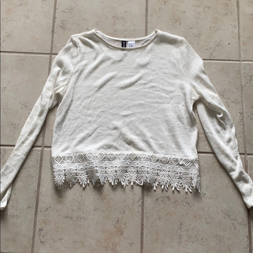 Light and Loose Crop Top with Patterned Hem